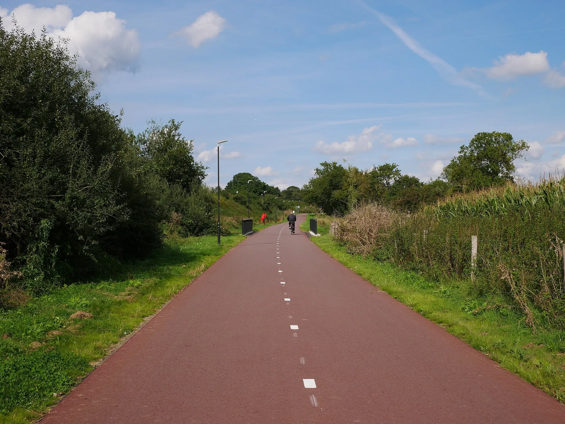 MaasWaalpad in Katwijk met spoorbrug en Maasover in de verte