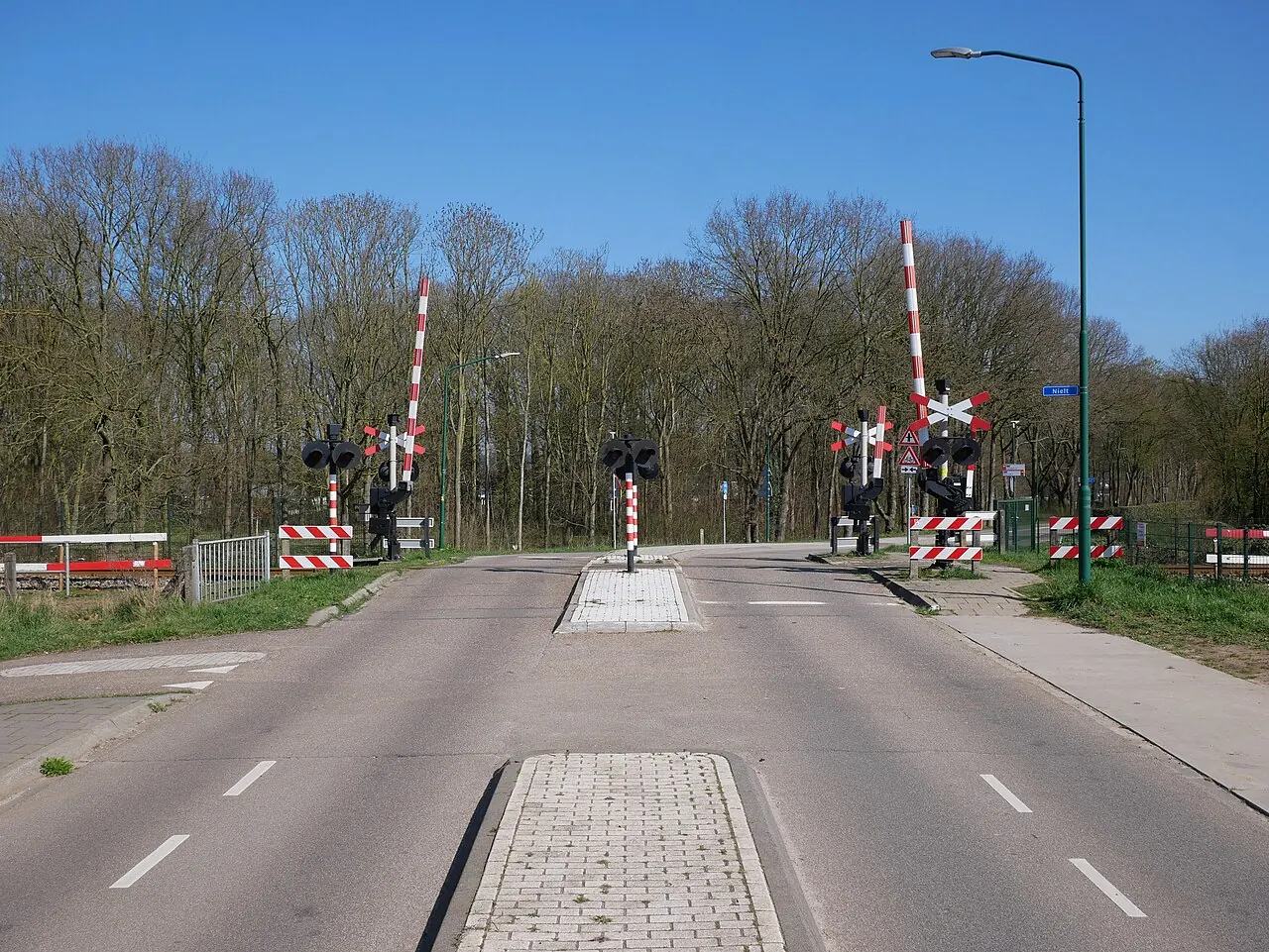 Beveiligde spoorwegovergang aan de Galberg in Katwijk NB