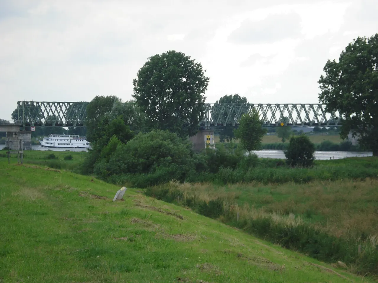 Spoorbrug bij Katwijk gezien door de groene uiterwaarden